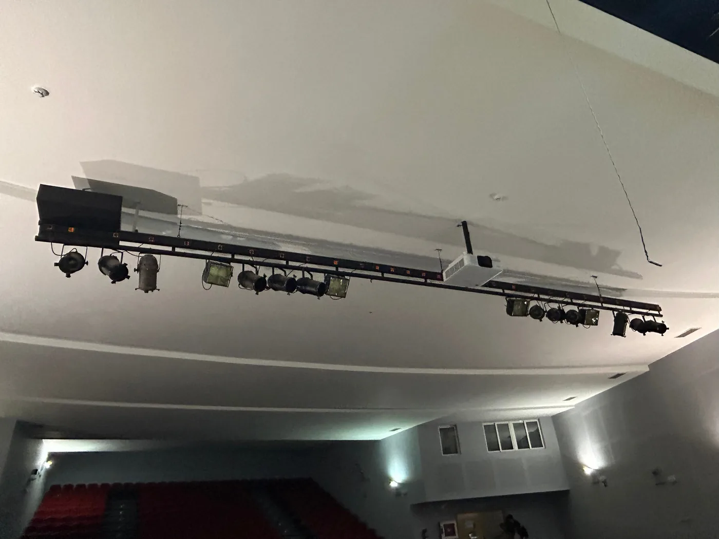 Vara de iluminación y proyector en cabina